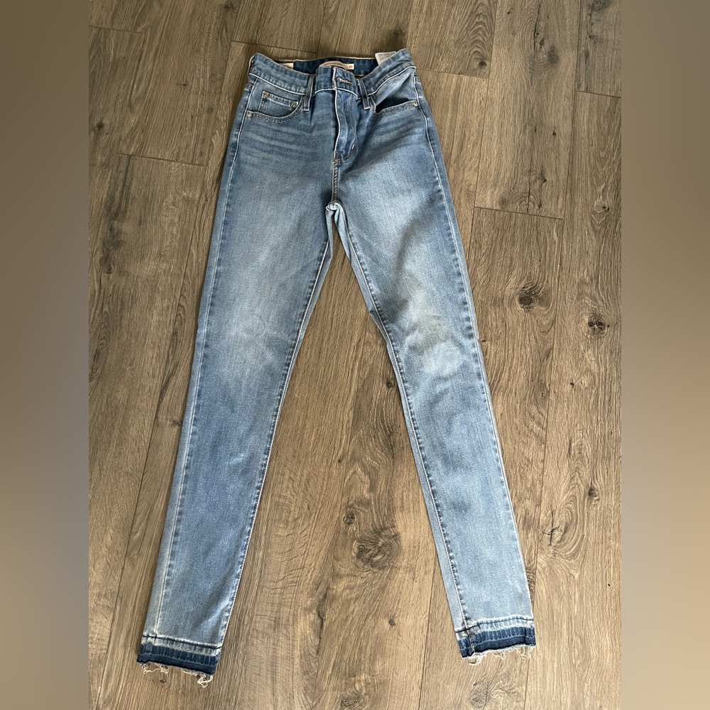 Levi’s 721 high rise skinny.  Size 26/32.